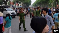 Cảnh sát dẹp người biểu tình xung quan hồ Hoàn Kiếm ở Hà Nội ngày 10/6/2018. Việt Nam HRMI xếp ở mức "tệ" về các quyền tự do dân sự và chính trị.