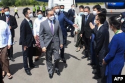 '란창강·메콩강협력그룹(LMC)' 외교장관 회의 참석차 2일 미얀마를 방문한 왕이(가운데) 중국 외교담당 국무위원 겸 외교부장이 현지 당국자들의 환영을 받고 있다.