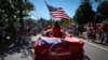 ILLUSTRATION - Une femme brandit le drapeau américain lors du défilé annuel du 4 juillet à Barnstable Village, à Cape Cod, Massachusetts, États-Unis, le 4 juillet 2022. 
