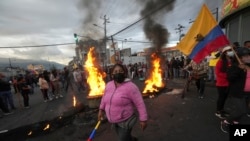 Manifestantes protestan contra el gobierno del presidente Guillermo Lasso en una barricada en llamas en Quito, Ecuador, el lunes 20 de junio de 2022.