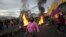 Manifestantes protestan contra el gobierno del presidente Guillermo Lasso en una barricada en llamas en Quito, Ecuador, el lunes 20 de junio de 2022.