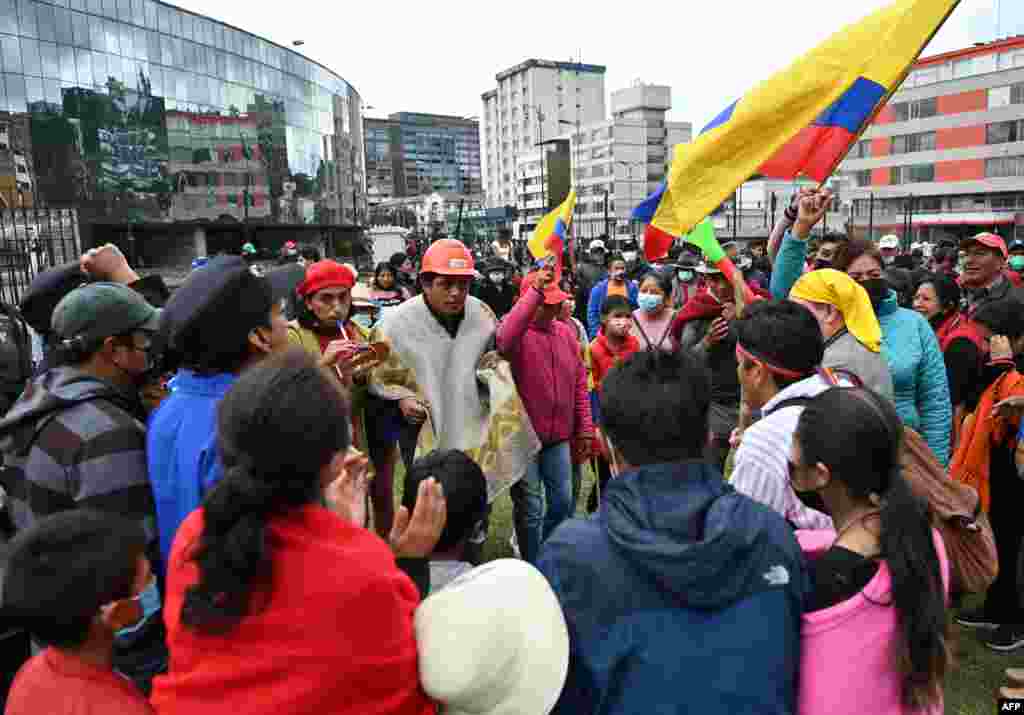 Los indígenas se reúnen&nbsp;frente a la Casa de la Cultura cerca del edificio de la Asamblea Nacional en Quito, en el marco de las protestas lideradas por indígenas contra el gobierno.