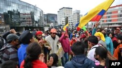 En Fotos: Manifestantes indígenas toman un descanso antes de continuar las protestas