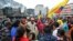 Los indígenas se reúnen&nbsp;frente a la Casa de la Cultura cerca del edificio de la Asamblea Nacional en Quito, en el marco de las protestas lideradas por indígenas contra el gobierno.
