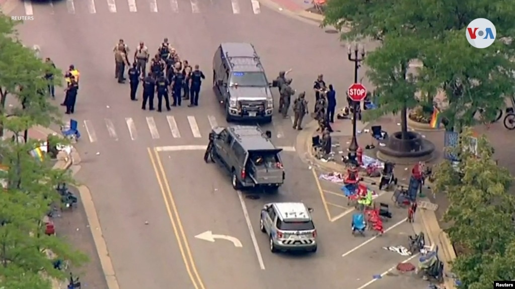 Cảnh sát đến hiện trường sau khi xảy ra vụ nổ súng tại một tuyến đường của cuộc diễu hành mừng Lễ Độc lập ở Highland Park, Chicago, Illinois, Hoa Kỳ, ngày 4/7/2022.