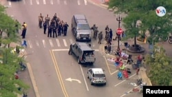 Cảnh sát đến hiện trường sau khi xảy ra vụ nổ súng tại một tuyến đường của cuộc diễu hành mừng Lễ Độc lập ở Highland Park, Chicago, Illinois, Hoa Kỳ, ngày 4/7/2022.