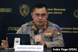 Kapolda Metro Jaya Fadil Imran memberikan keterangan dalam konferensi pers di Polda Metro Jaya, Jakarta, pada 16 Juni 2022. (Foto: VOA/Indra Yoga)