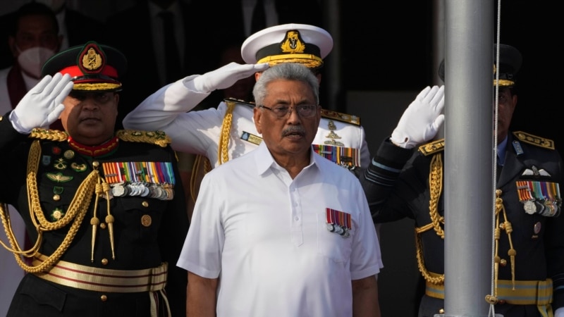 Le président du Sri Lanka transféré dans une base aérienne