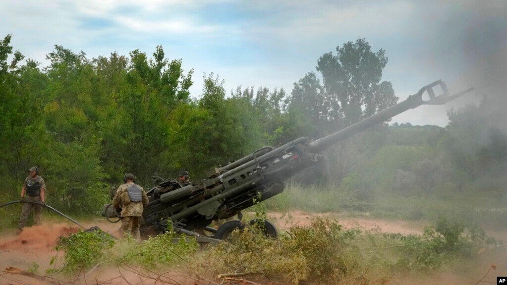 Lực lượng Ukraine sử dụng lựu pháo do Mỹ viện trợ bắn vào vị trí của quân Nga tại Donbas