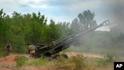 Ushtarakët ukrainas duke përdorur artilerinë e rëndë Howitzer të ofruar nga Shtetet e Bashkuara