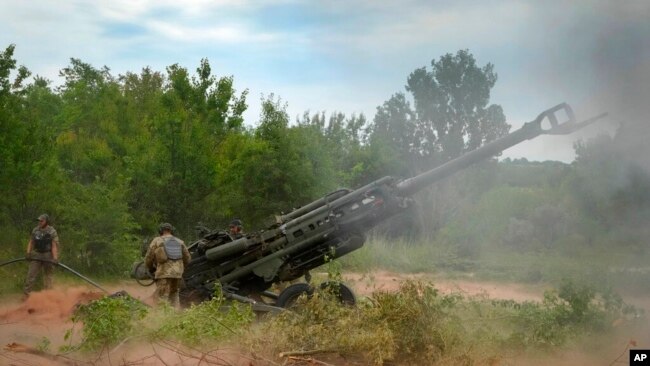 Ushtarët ukrainas qëllojnë me artilerinë e rëndë amerikane M777 (rajoni Donetsk, 18 qershor 2022)