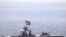 En esta foto facilitada por la Marina de EEUU, un barco de la Armada de la Guardia Revolucionaria Islámica de Irán opera muy cerca del barco patrullero costero USS Sirocco y del transporte rápido expedicionario USNS Choctaw County en el Estrecho de Ormuz, el 20 de junio de 2022.