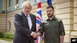 Britanski premijer Boris Džonson rukuje se sa ukrajinskim predsednikom Volodimirom Zelenskim tokom posete Kijevu (Foto: Ukrainian Presidential Press Office via AP)