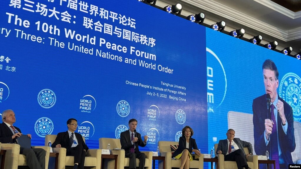 美国驻华大使伯恩斯（左三）在世界和平论坛上发言时，他的两侧坐着英国和法国大使（右二和右一）与中国政府的顾问和俄罗斯大使（左二和左一）。（2022年7月4日）(photo:VOA)