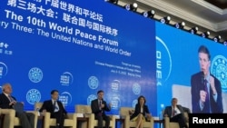 美国驻华大使伯恩斯（左三）在世界和平论坛上发言时，他的两侧坐着英国和法国大使（右二和右一）与中国政府的顾问和俄罗斯大使（左二和左一）。（2022年7月4日）