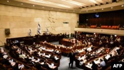 Sidang Parlemen Israel (Knesset) di Yerusalem, 30 Juni 2022. Parlemen Israel memutuskan untuk membubarkan diri hari ini, Kamis (30/6) dan menetapkan Menteri Luar Negeri Yair Lapid untuk mengambil alih sebagai perdana menteri sementara. (Menahem KAHANA / AFP)