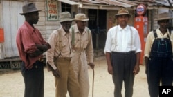 Foto sebagian pria yang berpartisipasi dalam studi sifilis tahun 1950-an di Tuskegee, Alabama. (Arsip Nasional via AP, File)