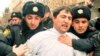 پولیس آذربایجان در حال بازداشت یک فعال معترض حکومت آن کشور