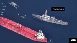Ảnh chụp từ video phát trên truyền hình Nhà nước Iran hồi tháng 11/2021, cho thấy 1 tàu chiến của Mỹ (bên trên) và một tàu chở dầu mang cờ Việt Nam (bên dưới) ở Vịnh Oman. Mỹ và Iran lúc đó đưa ra các thông tin khác nhau về sự liên đới của tàu chở dầu mang cờ Việt Nam.