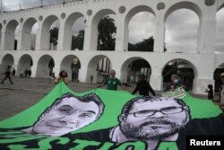 Los manifestantes sostienen una pancarta con las imágenes del periodista británico Dom Phillips y el especialista en asuntos indígenas, el brasileño Bruno Pereira, ambos asesinados en el Amazonas.