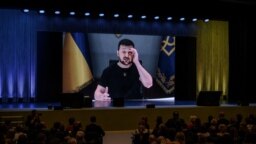 Presiden Ukraina Volodymyr Zelensky tampak di layar raksasa saat memberikan pidato pada awal konferensi internasional dua hari tentang rekonstruksi Ukraina, di Lugano, Swiss Senin 4 Juli 2022.