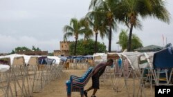 Un hombre carga sillas en una playa vacía de la ciudad venezolana de La Guaira, mientras el ciclón tropical Bonnie llega al país, el 29 de junio de 2022.