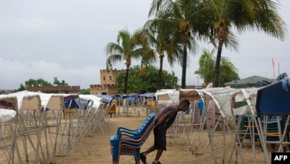 Un hombre carga sillas en una playa vacía de la ciudad venezolana de La Guaira, mientras el ciclón tropical Bonnie llega al país, el 29 de junio de 2022.