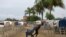 Un hombre carga sillas en una playa vacía de la ciudad venezolana de La Guaira, mientras el ciclón tropical Bonnie llega al país, el 29 de junio de 2022.