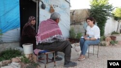 Syrian reporter and VOA contributor Nawroz Rasho reporting from the Shabha camp in Syria for displaced people. (VOA)