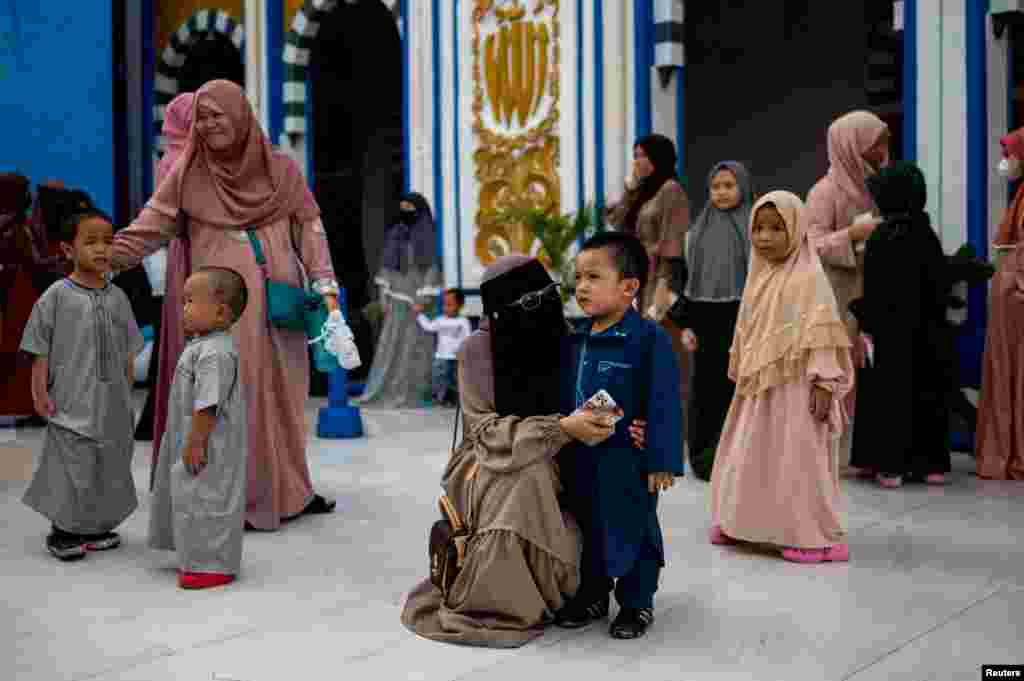 تجلیل از عید قربان در مسجدی در شهر مانیلا، پایتخت فلیپین