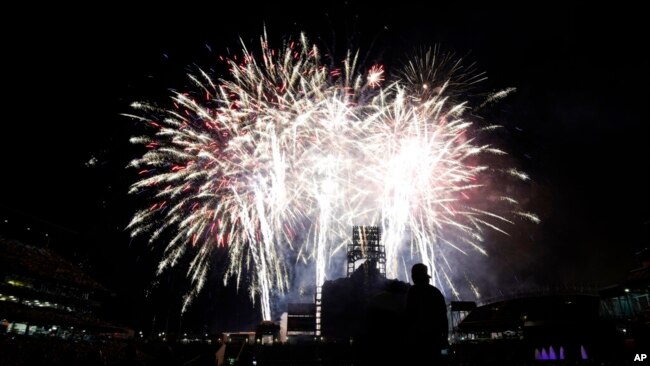 1일 콜로라도주 덴버의 쿠어스 필드 구장에서 애리조나 다이아몬드백스와 콜로라도 로키스의 야구 경기 후 독립기념일을 축하하는 불꽃놀이가 펼쳐지고 있다.
