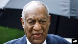 Bill Cosby tiba di pengadilan Montgomery County untuk menjalani persidangan kasus kekerasan seksual yang menjerat dirinya, di Norristown, Pennsylvania, 25 September 2018. (Foto: AP/Matt Rourke) 