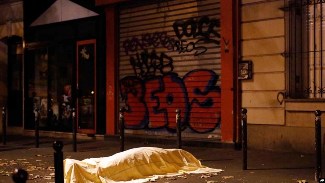 Tampak korban dari serangan teror di luar gedung konser Bataclan di Paris, Prancis, pada 13 November 2015. (Foto: AP/Jerome Delay)