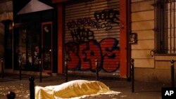 Tampak korban dari serangan teror di luar gedung konser Bataclan di Paris, Prancis, pada 13 November 2015. (Foto: AP/Jerome Delay)