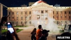 Polisi Arizona menyemprotkan gas air mata saat menghadapi pengunjuk rasa hak aborsi di Arizona Capitol, menyusul keputusan MA AS yang membatalkan hak aborsi di Phoenix, Arizona, AS, 24 Juni 2022. (Foto : Antranik Tavitian/USA TODAY NETWORK via REUTERS)