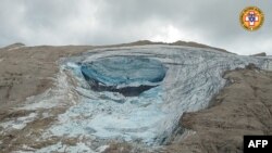 Bagian dari gletser di Marmolada di wilayah pegunungan Italia yang runtuh pada 3 Juli 2022. Enam orang dilaporkan tewas akibat tersapu runtuhan gletser tersebut. (Foto: AFP/Soccorso Alpino)