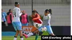 La Burundaise Sandrine Niyonkuru contre la Botswanaise Bonang Otlhagile, lors de la CAN féminine au Maroc, le 2 juillet 2022.