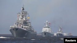 资料照：俄罗斯和中国军舰在俄罗斯圣彼得堡海港小镇喀琅施塔得海域举行海军日阅兵式。 (2017年7月30日)