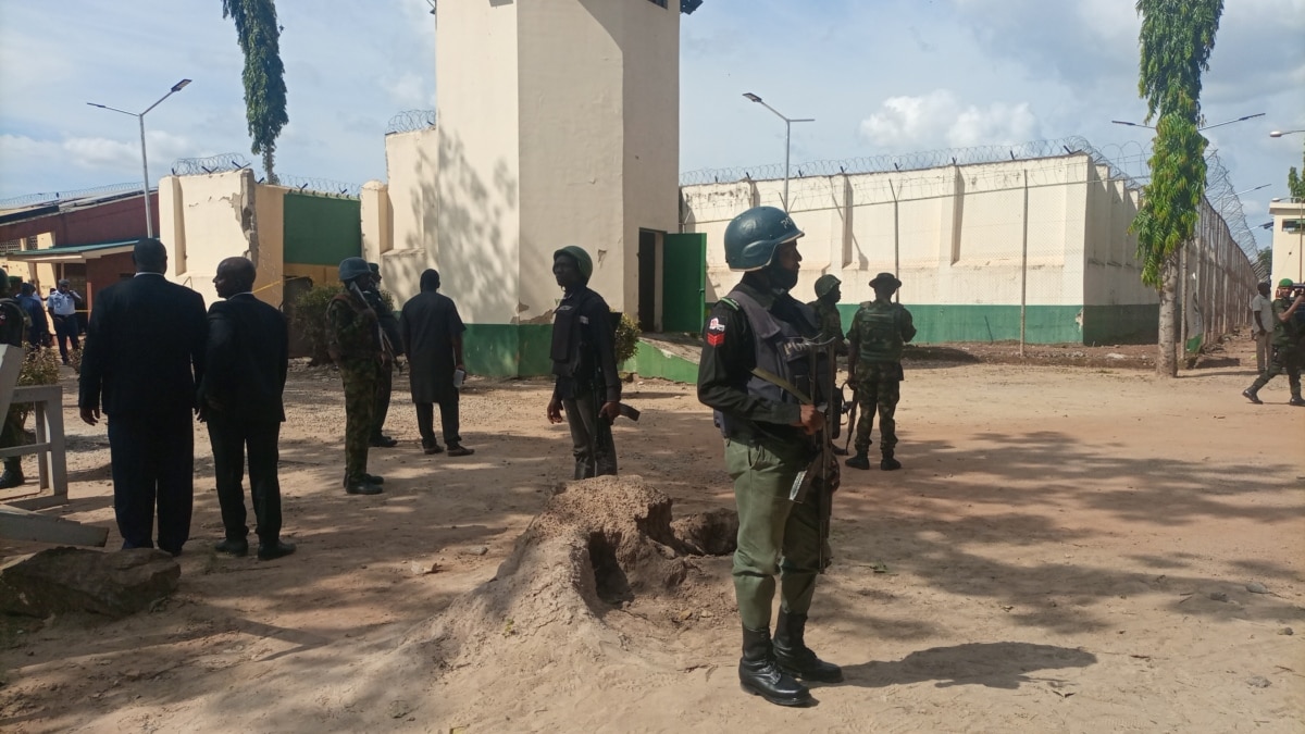 Hundreds Of Prisoners At Large In Nigeria After Armed Attack