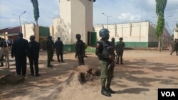 Security officers stand guard at the Kuje prison in Abuja, July 6, 2022, while search- and-rescue operations continued to recapture hundreds of inmates released by gunmen the night before. (Timothy Obiezu/VOA)