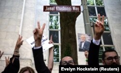 Organisasi HAM merayakan pembukaan 'Jamal Khashoggi Way' di luar Kedutaan Besar Arab Saudi untuk menghormati jurnalis kelahiran Saudi yang terbunuh, Jamal Khashoggi, di Washington, AS, 15 Juni 2022. (Foto: REUTERS/Evelyn Hockstein)