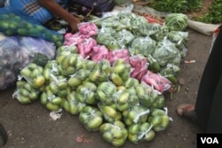 Vegetables packed in thin single-use plastic carry bags on sale at a street vegetable market in Kolkata, June 30, 2022 - a day before the nationwide single-use plastic ban comes into effect.  (Shaikh Azizur Rahman / VOA)