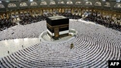 Jemaah haji beribadah di sekitar Ka'bah di Masjidil Haram, Makkah, Arab Saudi, 5 Juli 2022. (AFP)