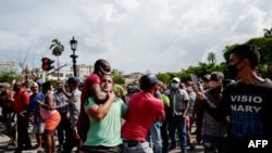 Un hombre es agarrado por el cuello durante una manifestación contra el gobierno del presidente cubano Miguel Díaz-Canel en La Habana, el 11 de julio de 2021.