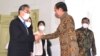 Presiden Jokowi berjabat tangan dengan Menteri Luar Negeri China Wang Yi di Istana Merdeka, Jakarta, 11 Juli 2022. (Foto: AFP/Rusman)