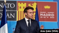 Presiden Prancis Emmanuel Macron berbicara dalam konferensi pers pada KTT NATO di Madrid, Spanyol, pada 30 Juni 2022. (Foto: VOA)