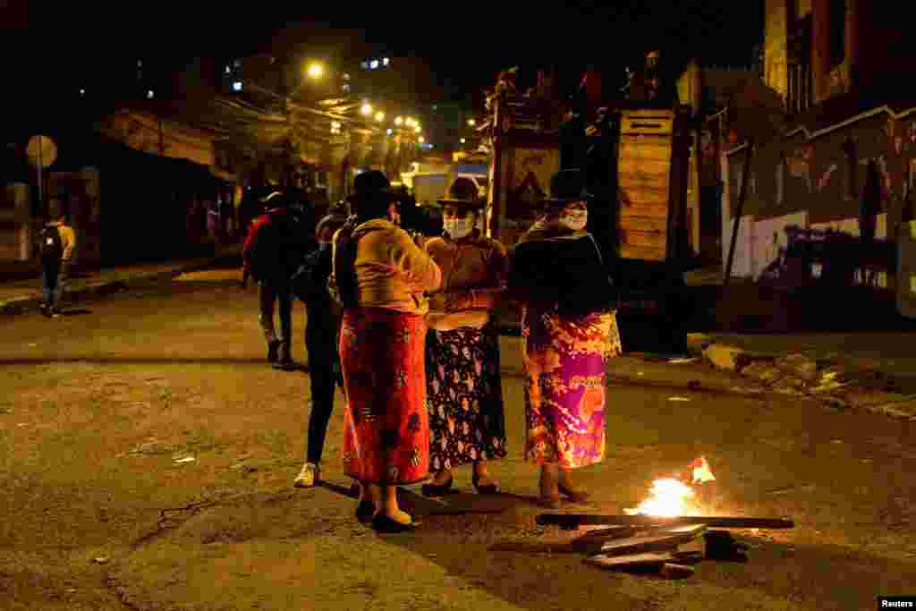 Mujeres indígenas se reúnen en una calle en medio de las protestas en Quito, Ecuador.