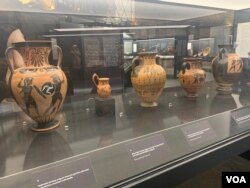 Berbagai amphora peninggalan abad VI SM dipajang di Rescued Art Museum, Roma. (Sabina Castelfranco/VOA)