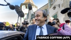 L'ex-chef de l'UEFA Michel Platini quitte le Tribunal arbitral du sport après une audience, le 29 avril 2016 à Lausanne. 