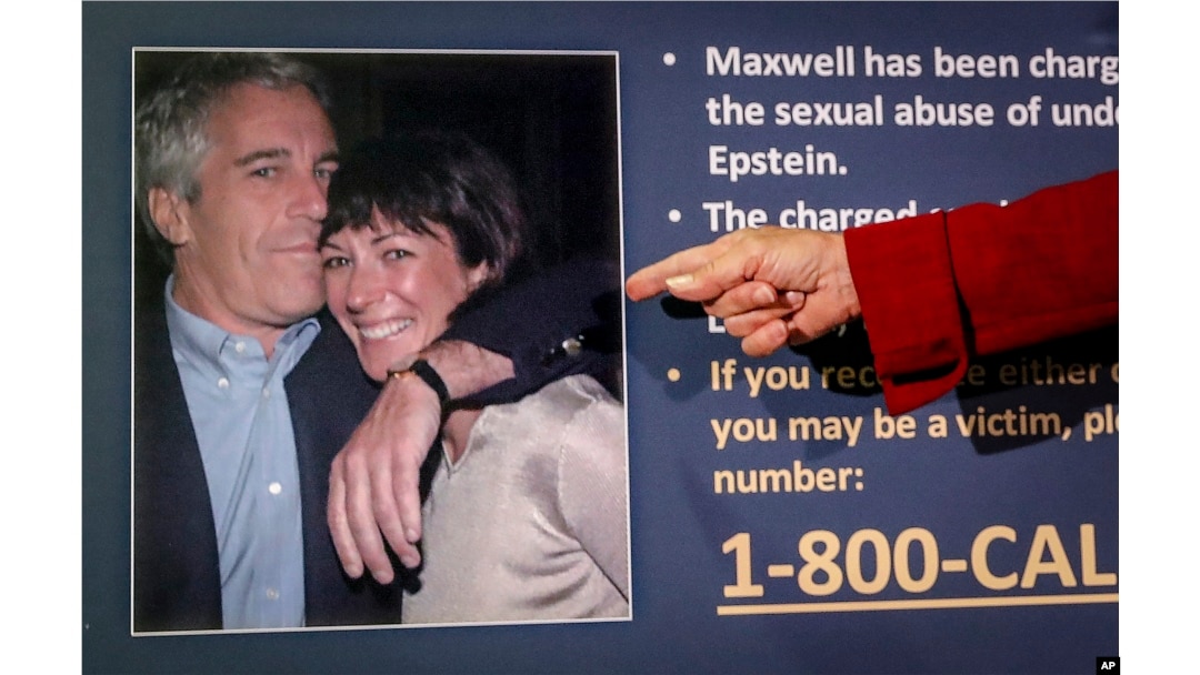 Audrey Strauss, penjabat jaksa AS untuk Distrik Selatan New York, menunjuk ke foto Jeffrey Epstein dan Ghislaine Maxwell selama konferensi pers di New York. Maxwell, secara pidana didakwa membantu Jeffrey Epstein dalam pelecehan seksualnya terhadap gadis remaja. (Foto:AP)